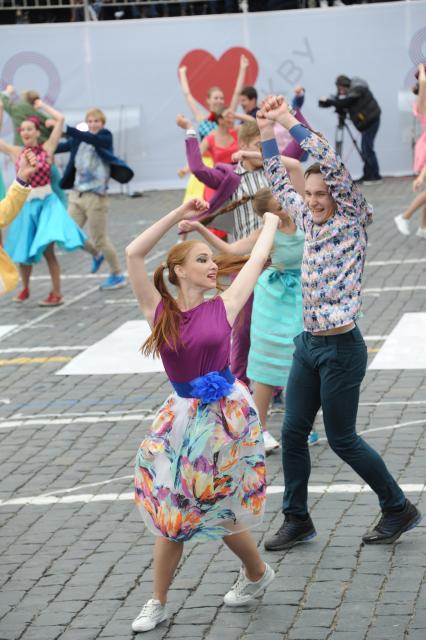 Москва. Выступление артистов  во время торжественной церемонии открытия Дня города на Красной площади.