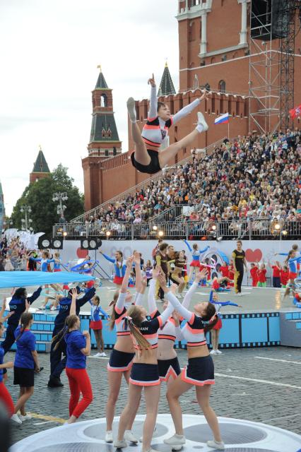 Москва. Выступление артистов  во время торжественной церемонии открытия Дня города на Красной площади.