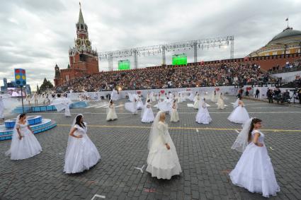 Москва. Театрализованное представление во время торжественной церемонии открытия Дня города на Красной площади.