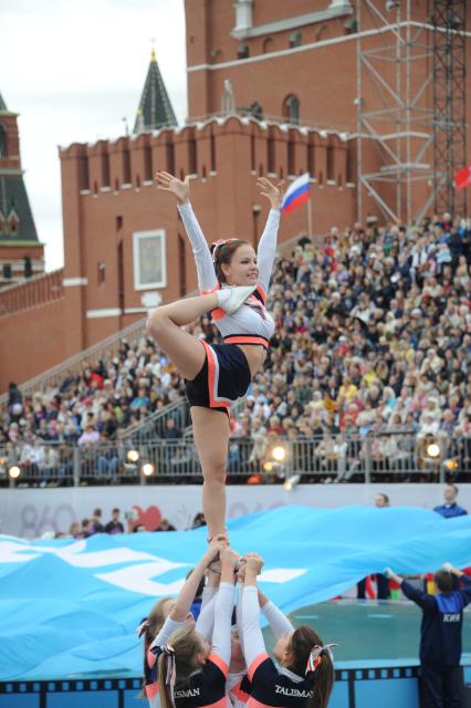 Москва. Выступление артистов  во время торжественной церемонии открытия Дня города на Красной площади.