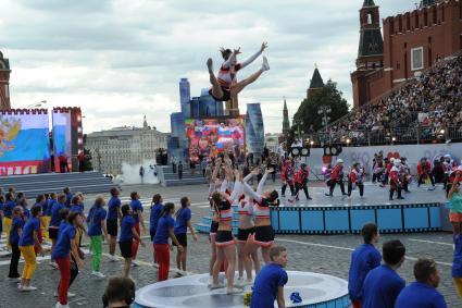 Москва. Выступление артистов  во время торжественной церемонии открытия Дня города на Красной площади.