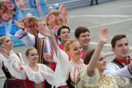 Москва. Выступление артистов во время торжественной церемонии открытия Дня города на Красной площади.