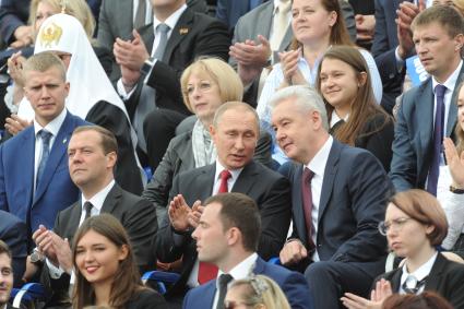 Москва. Премьер-министр России Дмитрий Медведев, президент РФ Владимир Путин и мэр Москвы Сергей Собянин (слева направо) на торжественной церемонии открытия Дня города на Красной площади.
