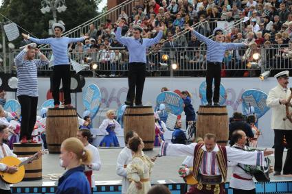 Москва. Выступление артистов  во время торжественной церемонии открытия Дня города на Красной площади.