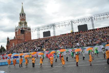 Москва.  Театрализованное представление  во время торжественной церемонии открытия Дня города на Красной площади.