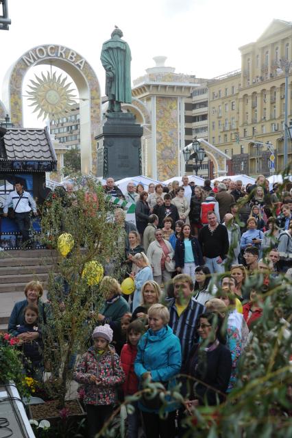 Москва.  Посетители  фестиваля  столичной прессы на Пушкинской площади в рамках празднования Дня города.