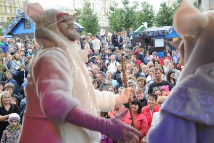 Москва.  Выступление артистов  Нового Драматического театра на фестивале столичной прессы на Пушкинской площади в рамках празднования Дня города.