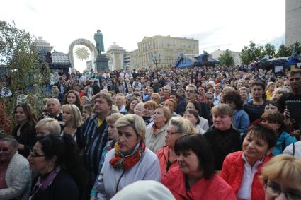 Москва.  Посетители  фестиваля  столичной прессы на Пушкинской площади в рамках празднования Дня города.