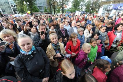 Москва.  Посетители  фестиваля  столичной прессы на Пушкинской площади в рамках празднования Дня города.