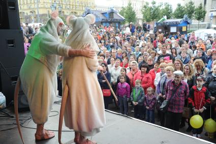 Москва.  Выступление артистов  Нового Драматического театра на фестивале столичной прессы на Пушкинской площади в рамках празднования Дня города.