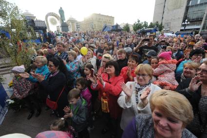 Москва.  Посетители  фестиваля  столичной прессы на Пушкинской площади в рамках празднования Дня города.