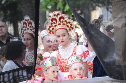 Москва.  Юные артисты перед выступленим на концерте  на Пушкинской площади в рамках празднования Дня города.