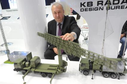 Московская область, г. Кубинка. Мужчина осматривает модель радиолокационной станции (РЛС) на открытии Международного военно-технического форума `Армия-2016` в конгрессно-выставочном центре военно-патриотического парка культуры и отдыха Вооруженных сил РФ `Патриот`.