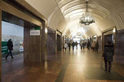 Екатеринбург. Пассажиры на станции метро `Площадь 1905 года`.