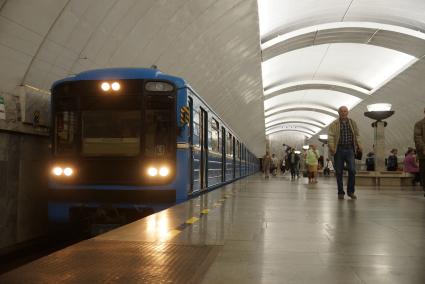 Екатеринбург.  Прибывающий поезд на станцию метро `Динамо`.