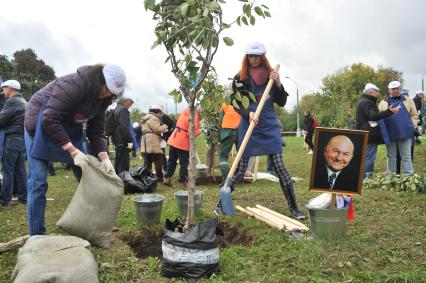 Москва.  Во время посадки фруктового дерева на субботнике в честь   80-летия  бывшего мэра Москвы Юрия Лужкова  в музее-заповеднике `Коломенское`.