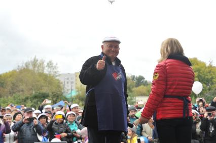 Москва.  Бывший мэр Москвы Юрий Лужков  во время субботника в музее-заповеднике `Коломенское` в честь своего 80-летия.