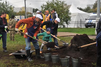 Москва.  Участники субботника в музее-заповеднике `Коломенское`, приуроченного к 80-летию бывшего мэра Москвы Юрия Лужкова.