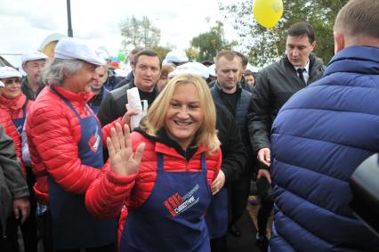 Москва.  Супруга бывшего мэра Москвы Юрия Лужкова предприниматель Елена Батурина на субботнике в музее-заповеднике `Коломенское`, приуроченном к 80-летию Ю. Лужкова.