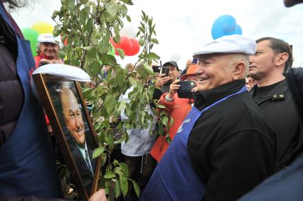 Москва.  Бывший мэр Москвы Юрий Лужков на субботнике, приуроченном к его 80-летию, в музее-заповеднике `Коломенское`.