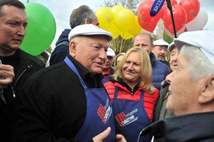 Москва. Бывший мэр Москвы Юрий Лужков (второй слева) с супругой Еленой Батуриной во время субботника в музее-заповеднике `Коломенское` в честь 80-летия Ю.Лужкова.