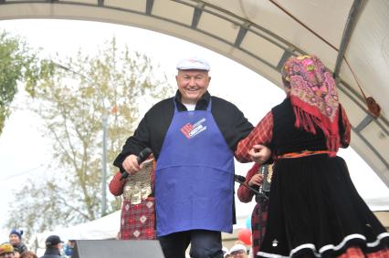 Москва. Бывший мэр Москвы Юрий Лужков и участницы фольклорного коллектива `Бурановские бабушки` выступают на субботнике в музее-заповеднике `Коломенское`, приуроченном к 80-летию Ю. Лужкова.