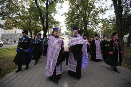 Ставрополь. Крестный ход с новообретенной святыней - Распятие,освященного в Иерусалиме у Гроба Господня прошел по улицам города в канун праздника Воздвижения Честного и Животворящего  Креста.