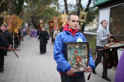 Ставрополь. Крестный ход с новообретенной святыней - Распятие,освященного в Иерусалиме у Гроба Господня прошел по улицам города в канун праздника Воздвижения Честного и Животворящего  Креста.