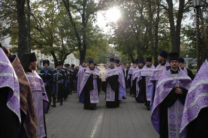 Ставрополь. Крестный ход с новообретенной святыней - Распятие,освященного в Иерусалиме у Гроба Господня прошел по улицам города в канун праздника Воздвижения Честного и Животворящего  Креста.