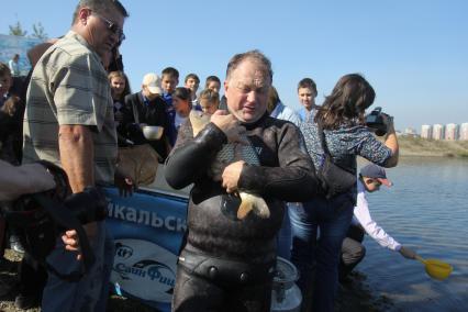 Иркутск. В ходе традиционной акции под названием `Наследие`  в акваторию  реки  Ангары жители города выпустили тысячи мальков.