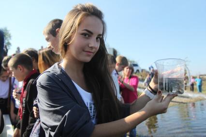 Иркутск. В ходе традиционной акции под названием `Наследие` в акваторию реки Ангары жители города выпустили тысячи мальков.