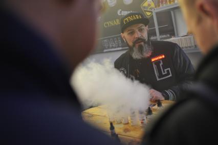 Москва. Посетители на третьей профессиональной выставке vape-индустрии RusskiVape.