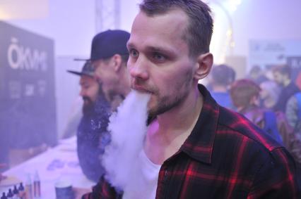 Москва. Посетитель на третьей профессиональной выставке vape-индустрии RusskiVape.