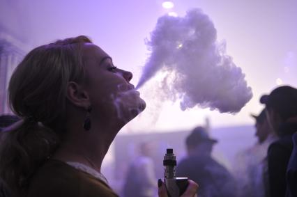 Москва. Посетительница на третьей профессиональной выставке vape-индустрии RusskiVape.