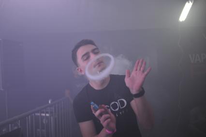Москва. Посетитель на третьей профессиональной выставке vape-индустрии RusskiVape.