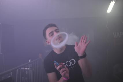 Москва. Посетитель на третьей профессиональной выставке vape-индустрии RusskiVape.