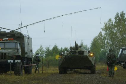 Свердловская область. г.Заречный. Военнослужащие бригады радиационной химической и биологической защиты (РХБЗ) обследуют бронетехнику на предмет радиационного заражения. Плановые, комплексные противоаварийные учения на Белоярской АЭС