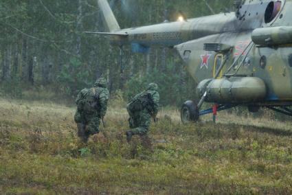 Свердловская область. г.Заречный. Военнослужащие бригады радиационной химической и биологической защиты (РХБЗ) покидают условно-зараженную местность. Плановые, комплексные противоаварийные учения на Белоярской АЭС