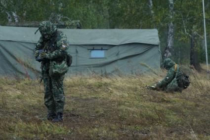 Свердловская область. г.Заречный. Военнослужащие бригады радиационной химической и биологической защиты (РХБЗ) обследуют местность на предмет радиационного заражения. Плановые, комплексные противоаварийные учения на Белоярской АЭС