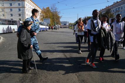 Екатеринбург. Охранник переводит бабушку через дорогу во время забега \'Кросс нации-2016\'