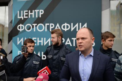 Москва. Активисты общественной организации `Офицеры России` и председатель организации Антон Цветков возле центра фотографии имени братьев Люмьер, где представленна скандальная фотовыставки Джока Стерджеса `Без смущения` .