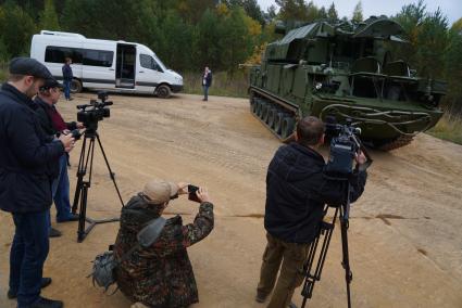 Ижевск. Журналисты во время пресс-тура на ИЭМЗ (Ижевский электромеханический завод) \'Купол\' снимают боеваю машину ЗРК \'Тор-М2Э\' на территории испытательного полигона