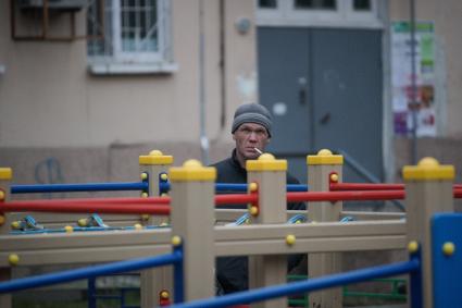 Екатеринбург. Мужчина курит на детской площадке