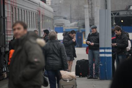 Екатеринбург. Пассажиры курят на платформе вокзала, во время остановки поезда