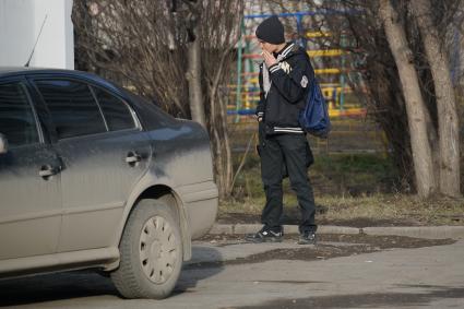 Екатеринбург. Парень курит за углом школы