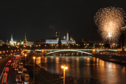 Москва.  Вид на Кремль и Большой Каменный мост во время праздничного салюта в честь Дня города.