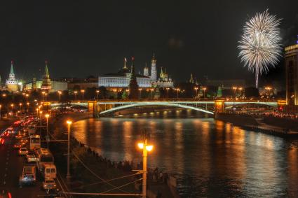 Москва.  Вид на Кремль и Большой Каменный мост во время праздничного салюта в честь Дня города.