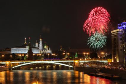 Москва.  Вид на Кремль и Большой Каменный мост во время праздничного салюта в честь Дня города.