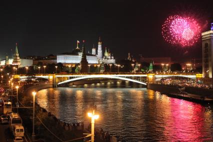 Москва.  Вид на Кремль и Большой Каменный мост во время праздничного салюта в честь Дня города.