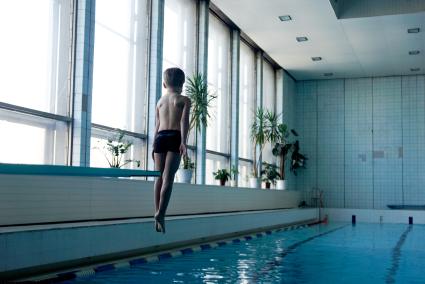 Екатеринбург. Бассейн во Дворце молодежи. Дети занимаются в секции по прыжкам в воду